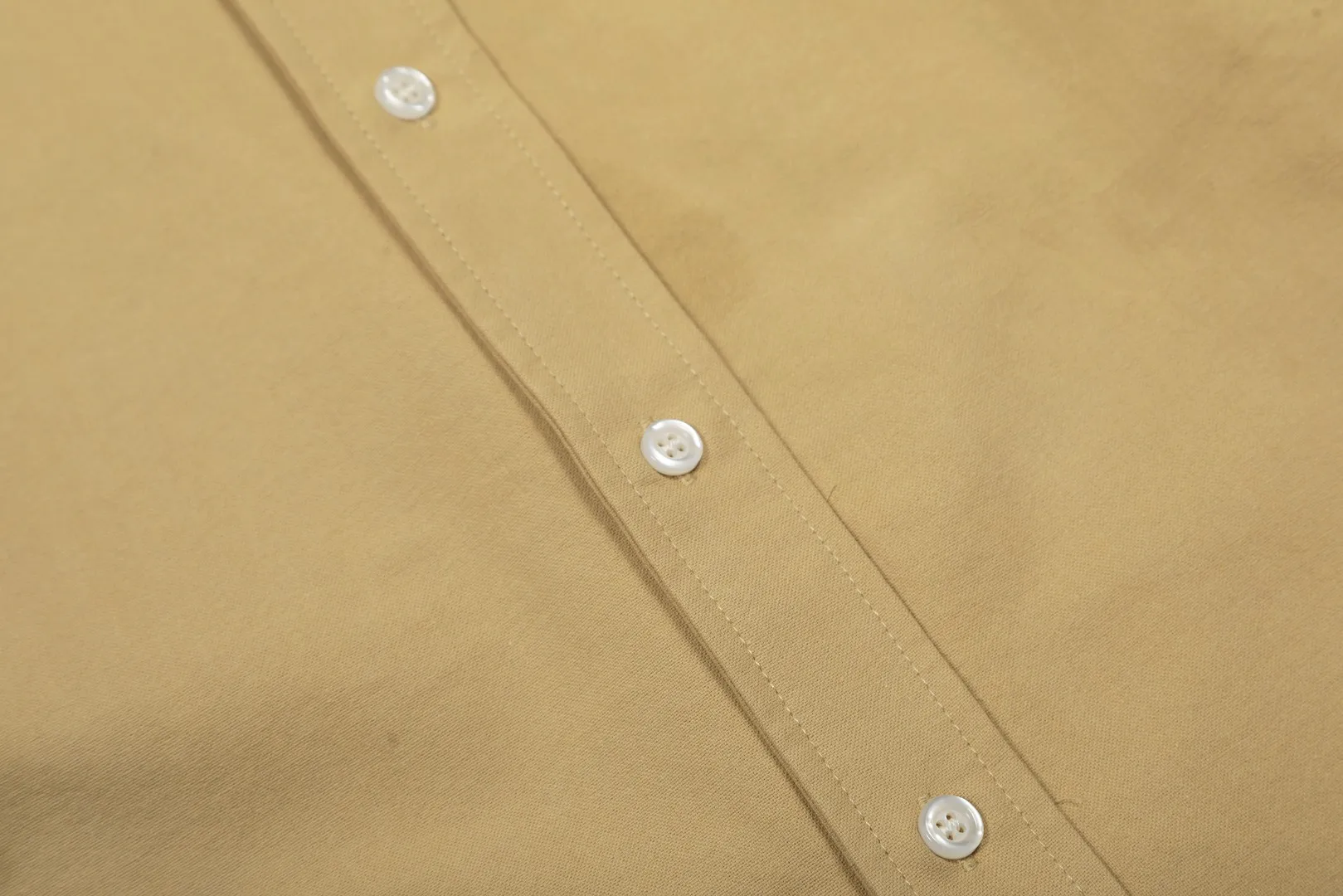 P250 Top quality" Style number: 8086# [Ralph Lauren classic basic evergreen versatile shirt long sleeves for all seasons] ✅Ralph Lauren classic Oxford spun old money style unisex couple shirt long sleeves ✅Top ceiling quality ZP original development. You can compare the real thing with the market version at will. ✅Using the original custom-woven and dyed pure cotton Oxford spinning, strong three-dimensional effect, breathable and anti-wrinkle material, comfortable upper body. ✅Washing treatment, tight and soft texture, full and exquisite embroidery. Excellent sense of quality ✅Simple and versatile, perfect for lazy people to wear. This is the charm of shirts. Basic and classic. ✅The upper body looks much better than the real thing. It can be worn alone or worn in all seasons. It is highly recommended for couples. Size: S-XL. Color: Navy blue, white, pink, light blue, khaki, charcoal gray.